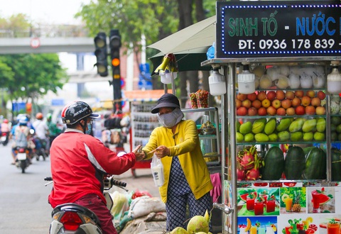 Thời tiết hôm nay 25-8: Nam Bộ mưa rào, Trung Bộ nắng nóng lan rộng - Ảnh 1. Hôm nay thời tiết Nam Bộ ngày nắng, tia cực tím ở mức gây hại cao. Người dân cần chú ý bổ sung nước - Ảnh: CHÂU TUẤN