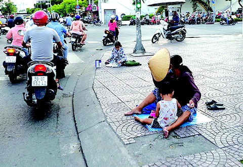 Nhiều người lợi dụng trẻ em đi xin tiền ở giao lộ tại TP.HCM - Ảnh: T.T.D. Nhiều người lợi dụng trẻ em đi xin tiền ở giao lộ tại TP.HCM - Ảnh: T.T.D.