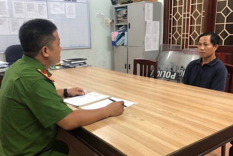Công an làm việc với Nguyễn Đình Quốc - VĂN ĐỨC Công an làm việc với Nguyễn Đình Quốc - người đã trộm xe máy và tài sản của người đi tắm biển - Ảnh: VĂN ĐỨC