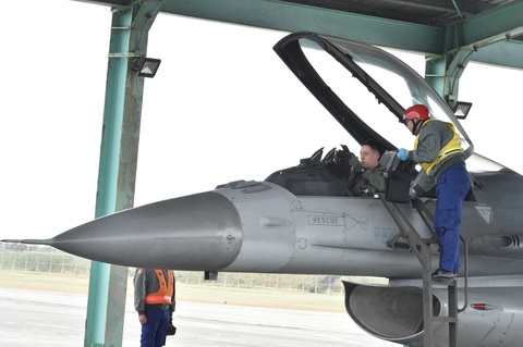 Phi công Đài Loan kiểm tra một máy bay chiến đấu F-16 tại căn cứ thành phố Đài Đông - Ảnh: AFP Phi công Đài Loan kiểm tra tiêm kích F-16 tại căn cứ thành phố Đài Đông - Ảnh: AFP