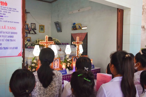 Vụ 4 thi thể mẹ con trong nhà: Người chồng dùng khí CO đầu độc vợ con - Ảnh 3. Trong ngày 24-8, gia đình cũng lo mai táng các nạn nhân trong vụ đầu độc - Ảnh: TRẦN HOÀI