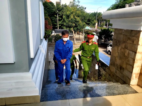 Cựu giám đốc CDC Đà Nẵng cùng các thuộc cấp hầu tòa về tội tham ô - Ảnh 1. Cựu giám đốc CDC Đà Nẵng được dẫn giải tới tòa - Ảnh: ĐOÀN CƯỜNG