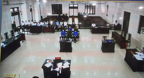 Cựu giám đốc CDC Đà Nẵng cùng các thuộc cấp hầu tòa về tội tham ô - Ảnh 2. Phiên tòa xét xử các bị cáo - Ảnh: ĐOÀN CƯỜNG