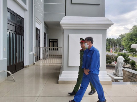 Tham ô kit xét nghiệm để bán cho Việt Á, cựu giám đốc CDC Đà Nẵng lãnh án - Ảnh 1. Bị cáo Thạnh được dẫn giải tới tòa chiều 25-8 - Ảnh: ĐOÀN CƯỜNG