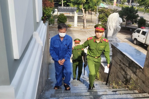 Thủ đoạn tham ô kit xét nghiệm mang bán cho Công ty Việt Á ra sao? - Ảnh 1. Cựu giám đốc CDC Đà Nẵng bị xét xử về tội tham ô tài sản - Ảnh: ĐOÀN CƯỜNG
