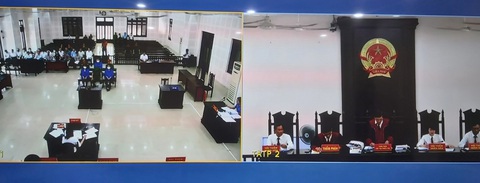 Thủ đoạn tham ô kit xét nghiệm mang bán cho Công ty Việt Á ra sao? - Ảnh 3. Phóng viên tham dự đưa tin phiên tòa được bố trí ở phòng riêng, theo dõi qua truyền hình trực tuyến - Ảnh: ĐOÀN CƯỜNG