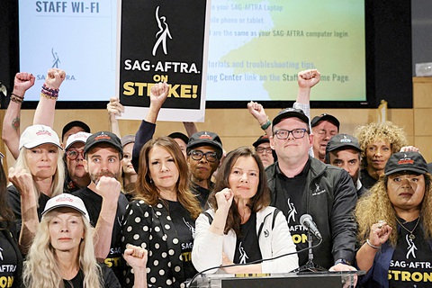 Nghệ sĩ Hollywood đình công vì lo sợ thất nghiệp do trí tuệ nhân tạo - Ảnh: Reuters Nghệ sĩ Hollywood đình công vì lo sợ thất nghiệp do trí tuệ nhân tạo - Ảnh: Reuters