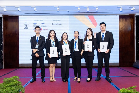 Sinh viên 'làm giàu' nhờ săn giải thưởng - Ảnh 3. Sinh viên Ái Nhi (thứ 2 từ phải sang) tích cực tham gia nhiều cuộc thi thời sinh viên - Ảnh: NVCC