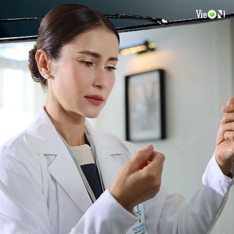 “Công chúa giải trí Thái Lan” Anne Thongprasom bị giật chồng trong phim mới - Ảnh 2. Jane bắt đầu lung lay niềm tin ở chồng khi tình cờ nhặt được một sợi tóc bí ẩn trên chiếc khăn quàng cổ của Athin.