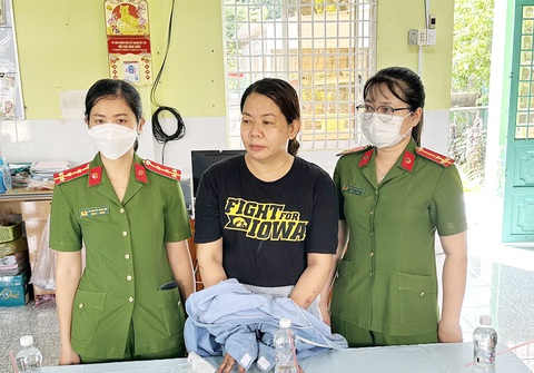 Kế toán trường mẫu giáo bị bắt với cáo buộc mua bán hóa đơn - Ảnh 1. Bùi Hồng Trinh (41 tuổi, ngụ xã Bình Phú, huyện Châu Phú, tỉnh An Giang) bị cáo buộc mua bán hóa đơn giá trị gia tăng cho các trường học, công ty và hộ kinh doanh - Ảnh: TIẾN TẦM