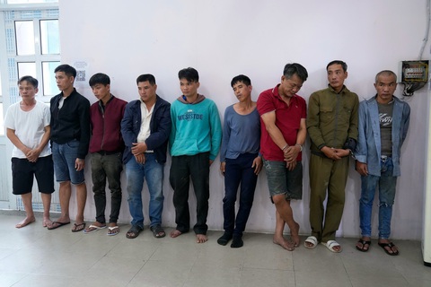 Chủ quán thịt cầy điều hành nhóm trộm chó chuyên nghiệp - Ảnh 1. Tám người trộm chó chuyên nghiệp và chủ quán thịt chó lúc bị bắt - Ảnh: MẠNH KHÁ