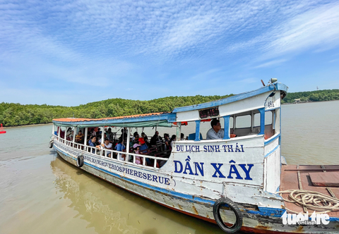 Ngắm rừng bảo hộ Cần Giờ được đề cử thành khu Ramsar - Ảnh 9. Hiện khu vực thuộc Khu dự trữ sinh quyển rừng ngập mặn Cần Giờ do Ban quản lý rừng phòng hộ Cần Giờ quản lý luôn mở cửa cho người dân đến tham quan miễn phí. Du khách có thể chọn thêm các dịch vụ đi thuyền, ca nô để ngắm sông, rạch, rừng ngập mặn - Ảnh: CẨM NƯƠNG