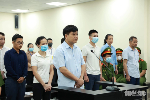 Bị cáo Nguyễn Đức Chung (áo xanh, đứng hàng đầu) tại toà - Ảnh: NAM PHƯƠNG Bị cáo Nguyễn Đức Chung (áo xanh, đứng hàng đầu) tại toà - Ảnh: NAM PHƯƠNG