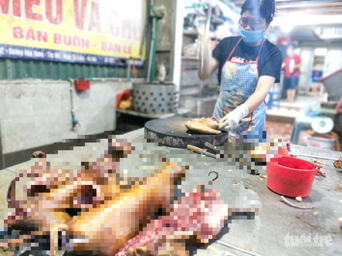 Bà chủ hàng thịt chó này cho hay lượng thịt bán ra giảm chỉ bằng một phần ba so với trước - Ảnh: VŨ TUẤN Bà chủ hàng thịt chó này cho hay lượng thịt bán ra giảm chỉ bằng một phần ba so với trước - Ảnh: VŨ TUẤN