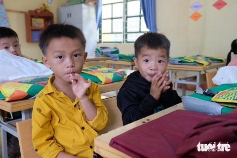 Đón học trò vùng lũ về trường trước ngày khai giảng - Ảnh 1. Học sinh trở lại trường sau cơn lũ lịch sử qua xã Hồ Bốn, huyện Mù Cang Chải, Yên Bái - Ảnh: NGUYÊN BẢO