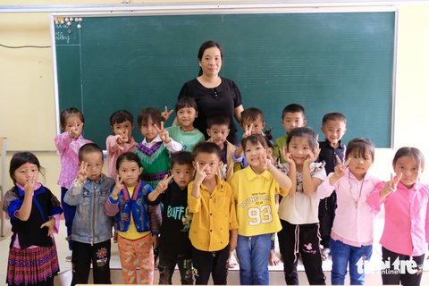 Đón học trò vùng lũ về trường trước ngày khai giảng - Ảnh 4. Cô Quỳnh vui mừng vì sau lũ quét, các em học sinh đã đến tựu trường đông đủ - Ảnh: NGUYÊN BẢO