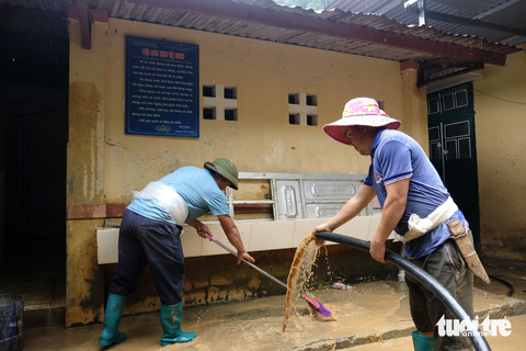 Đón học trò vùng lũ về trường trước ngày khai giảng - Ảnh 6. Các thầy cô xắn tay áo, tham gia làm mọi công việc để đón học sinh tới trường - Ảnh: NGUYÊN BẢO