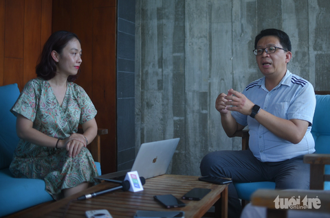 TS Nguyễn Tô Lan và GS Lý Qúy Dân cho rằng việc phát hiện bộ Gia Hưng tạng tại Bình Định là điều cực kỳ quý báu. Đây sẽ là pháp bảo của Bình Định và Việt Nam - Ảnh: LÂM THIÊN TS Nguyễn Tô Lan và GS Lý Quý Dân cho rằng việc phát hiện bộ "Gia Hưng tạng" tại Bình Định là điều cực kỳ quý báu - Ảnh: LÂM THIÊN