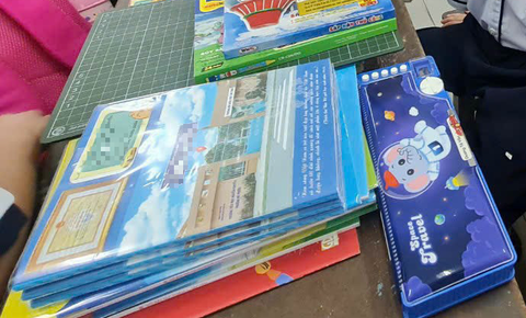 Sẽ nhắc nhở vụ bán vở in hình cổng trường cho học sinh lớp 1 - Ảnh 1. Sở Giáo dục và Đào tạo An Giang sẽ có văn bản nhắc nhở tất cả đơn vị sau phản ảnh bán vở độc quyền cho học sinh lớp 1 - Ảnh: A.D.