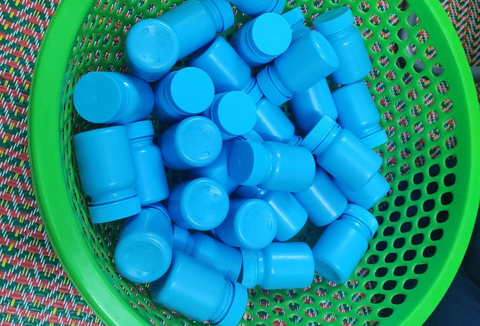 Hàng trăm hộp thuốc giả dựng trong rổ nhựa, dán nhãn bằng tay không có giấy tờ - Ảnh 1. Hộp thuốc tân dược giả được phát hiện không rõ nguồn gốc xuất xứ - Ảnh: Cơ quan chức năng cung cấp