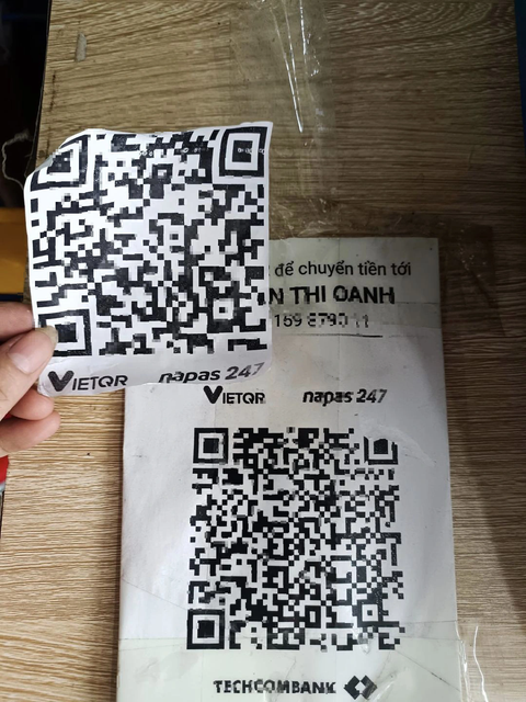 Nhiều cửa hàng bị kẻ gian dán đè mã QR ngân hàng để chiếm đoạt tiền - Ảnh 1. Mã QR của chị O.N. bị kẻ gian dán đè - Ảnh: Nhân vật cung cấp