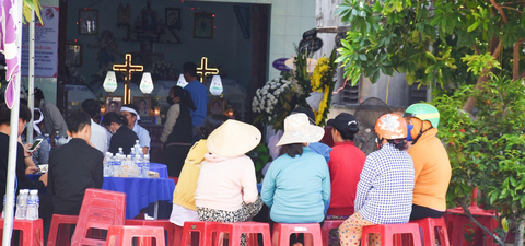 Người thân, hàng xóm đến chia buồn, tiễn đưa bốn mẹ con xấu số - Ảnh: TRẦN HOÀI Người thân, hàng xóm đến chia buồn, tiễn đưa bốn mẹ con xấu số - Ảnh: TRẦN HOÀI