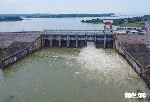 Thủy điện Trị An sẽ ngừng xả tràn từ 13h ngày 25-8 - Ảnh: A LỘC Thủy điện Trị An sẽ ngừng xả tràn từ 13h ngày 25-8 - Ảnh: A LỘC