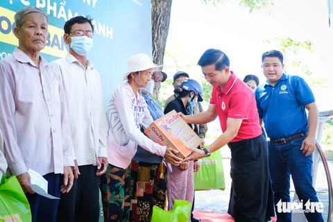 Ra mắt kho thực phẩm cộng đồng cho người nghèo miền Trung - Ảnh 1. Trao tặng các phần quà thực phẩm cho người nghèo Đà Nẵng tại buổi ra mắt kho lưu trữ thực phẩm tại huyện Hòa Vang - Ảnh: TẤN LỰC