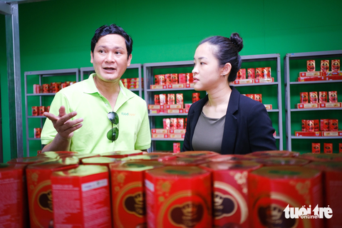 Ra mắt kho thực phẩm cộng đồng cho người nghèo miền Trung - Ảnh 4. Khách tham quan nghe giới thiệu mô hình hoạt động của ngân hàng thực phẩm - Ảnh: TẤN LỰC