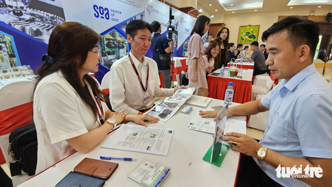 Doanh nghiệp Mỹ, Hàn, Nhật... sang Việt Nam tìm nhà cung cấp vật liệu cho ngành điện, cơ khí... - Ảnh 2. Các doanh nghiệp trao đổi với nhau tại hội nghị để tìm kiếm cơ hội hợp tác, cung ứng - Ảnh: N.TRÍ