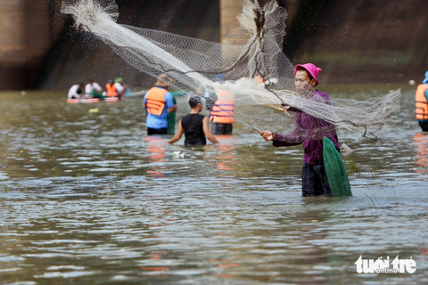 Thủy điện Trị An ngừng xả tràn, cả ngàn người ‘trẩy hội’ bắt cá - Ảnh 4. Thuyền, lưới, chài, vợt... nhanh chóng được tung ra để bắt cá - Ảnh: A LỘC