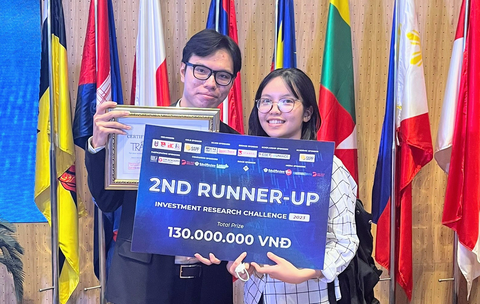 Sinh viên 'làm giàu' nhờ săn giải thưởng - Ảnh 1. Sinh viên Quốc Hưng (trái) "săn" nhiều giải thưởng thời đi học - Ảnh: NVCC