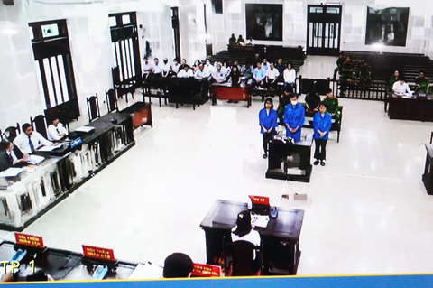 Tham ô kit xét nghiệm để bán cho Việt Á, cựu giám đốc CDC Đà Nẵng lãnh án 11 năm tù - Ảnh 2. Tòa tuyên án các bị cáo - Ảnh: ĐOÀN CƯỜNG