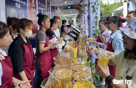 Ngành F&B tìm cơ hội những tháng cuối năm - Ảnh 1. Người tiêu dùng thưởng thức nhiều món ngon tại ngày hội kết nối giao thương trong lĩnh vực F&B - Ảnh: H.K