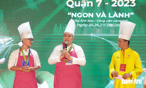 Ngắm loạt món ăn hấp dẫn trong cuộc thi đầu bếp chay đầu tiên tại TP.HCM - Ảnh 2. Đầu bếp Văn Phú Phương Dũng (giữa) đang làm Food Stylist (người có nhiệm vụ trang trí, bày biện, tạo ra sự thu hút cho món ăn trên hình ảnh, video) - Ảnh: THÁI THÁI