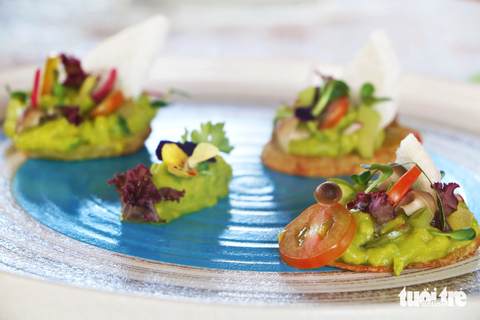 Ngắm loạt món ăn hấp dẫn trong cuộc thi đầu bếp chay đầu tiên tại TP.HCM - Ảnh 6. Salad bánh mì của đội thi số 6 - Ảnh: THÁI THÁI