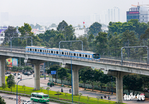 TP.HCM sắp mở thêm 18 tuyến buýt kết nối metro số 1 - Ảnh 1. Trong hình là đường ray trên cao chạy tuyến metro số 1, bên dưới là xe buýt phổ thông. Thời gian tới sẽ có nhiều hơn nữa các tuyến buýt phổ thông kết nối với metro. Việc này giúp người dân thuận tiện đi lại, sử dụng kết hợp nhiều loại phương tiện giao thông công cộng - Ảnh: CHÂU TUẤN