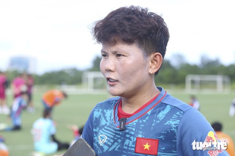 Thanh Nhã đeo khẩu trang, tập sút phạt đền trong buổi tập của tuyển nữ Việt Nam - Ảnh 5. Tiền vệ Bích Thùy trả lời phỏng vấn báo chí - Ảnh: ĐỨC KHUÊ