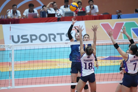 Bóng chuyền nữ Việt Nam 1 gặp Việt Nam 2 tại chung kết VTV Cup 2023 - Ảnh 3. Tuyển Việt Nam 2 (áo xanh) gặp nhiều khó khăn trước Choco Mucho - Ảnh: THU THẢO