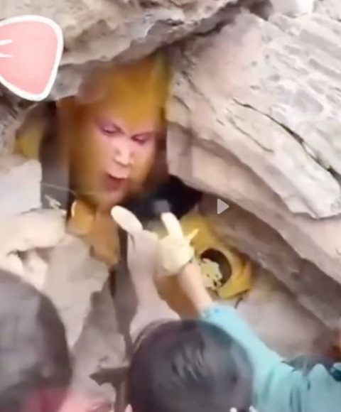 Bi hài cảnh Tôn Ngộ Không 'gặp kiếp nạn thứ 82' tại khu vui chơi - Ảnh 2. Những đứa trẻ tranh nhau cho Tôn Ngộ Không ăn vặt.
