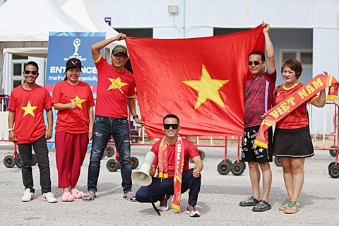 Anh Trần Duy Đạt (ngồi) cùng nhóm CĐV Thái Lan và Việt Nam trước giờ cổ vũ U23 Việt Nam thi đấu bán kết - Ảnh: HOÀNG TÙNG Anh Trần Duy Đạt (ngồi) cùng nhóm CĐV Thái Lan và Việt Nam trước giờ cổ vũ U23 Việt Nam thi đấu bán kết - Ảnh: HOÀNG TÙNG