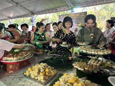 Tiệc buffet chay do 150 đầu bếp chế biến thu hút hàng nghìn lượt khách - Ảnh 1. Hàng trăm món chay được lễ hội giới thiệu tới thực khách trong tiệc buffet chay vào chiều 25-8 - Ảnh: N.TRÍ
