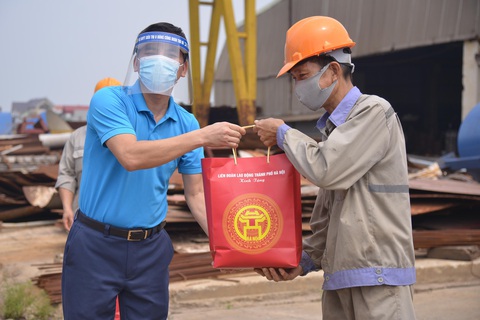 Đại diện Công đoàn Hà Nội trao tặng quà cho công nhân, người lao động khó khăn trong dịch COVID-19 - Ảnh: HÀ QUÂN Đại diện Công đoàn Hà Nội trao tặng quà cho công nhân, người lao động khó khăn trong dịch COVID-19 - Ảnh: HÀ QUÂN