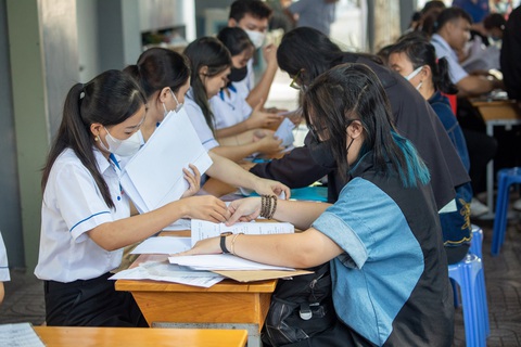 3h sáng, thí sinh trúng tuyển lục tục kéo đi nhập học - Ảnh 8. Rất đông thí sinh nhập học tại Trường đại học Công thương TP.HCM trong ngày 24-8 - Ảnh: VÕ VŨ