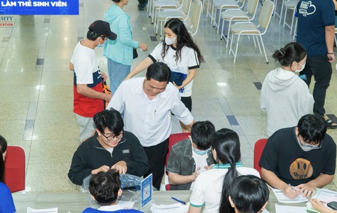 3h sáng, thí sinh trúng tuyển lục tục kéo đi nhập học - Ảnh 9. Thí sinh và nhân viên Trường đại học Hoa Sen đều vui trong ngày nhập học - Ảnh: Y.N.