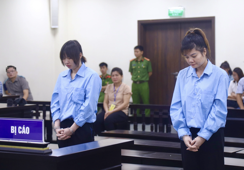 Tuyên án tù chung thân với bảo mẫu bạo hành bé trai 17 tháng tuổi tử vong - Ảnh 1. Bị cáo An (phải) và bị cáo Lành tại tòa - Ảnh: DANH TRỌNG
