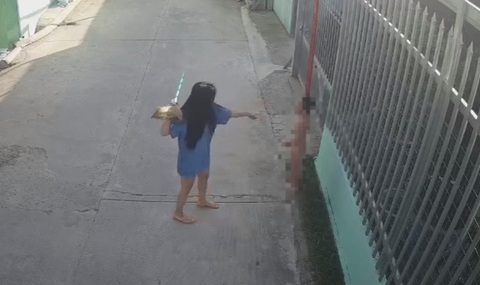 Lời khai của người trói bé trai vào cột điện đánh bằng chổi - Ảnh 1. Camera ghi lại hình ảnh người phụ nữ dùng chổi đánh bé trai vào ngày 23-8 - Ảnh cắt từ video