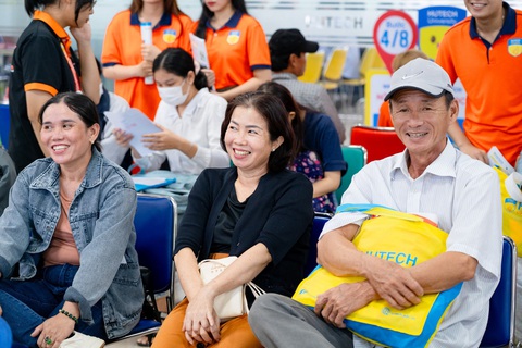 3h sáng, thí sinh trúng tuyển lục tục kéo đi nhập học - Ảnh 10. Cha mẹ hạnh phúc trong ngày con chính thức trở thành tân sinh viên - Ảnh: X.D.