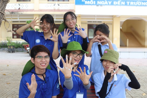 Sinh viên 'làm giàu' nhờ săn giải thưởng - Ảnh 4. Từ các cuộc thi, Thành Danh (bìa trái) có thêm những cơ hội mới - Ảnh: NVCC