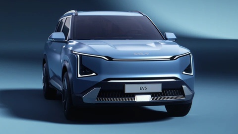 Kia EV5 chính thức ra mắt: Đàn em EV6 nhưng mang thiết kế off-road mạnh mẽ - Ảnh 2. Đầu xe sử dụng giao diện "mũi hổ kỹ thuật số" khá đơn giản phía trên nhưng cầu kỳ phía dưới - Ảnh: Kia